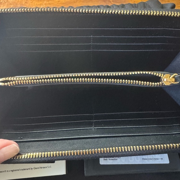 Versace Black Zip Around Wallet NWT - Picture 4 of 5